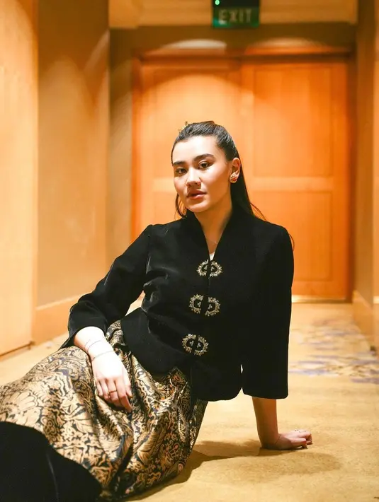 Baru-baru ini, Aaliyah Massaid juga kenakan busana serupa yang dikenakan Erina Gudono. Aaliyah kenakan busana tersebut untuk acara sebuah brand [@aaliyah.massaid]