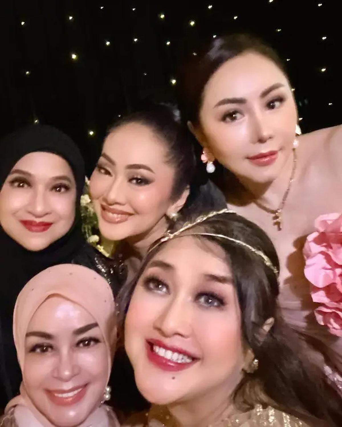 Pilihan Gaya Paramitha Rusady saat Kondangan, Tampil Cantik Awet Muda di Usia 58 Tahun