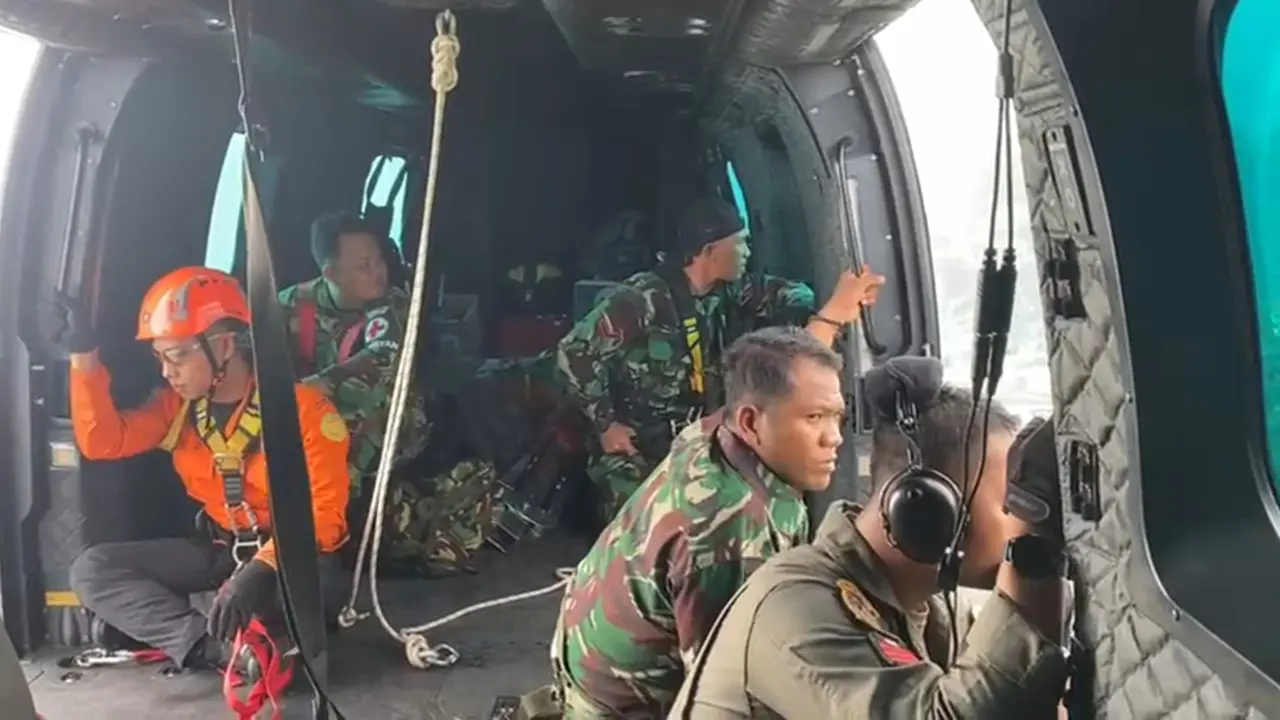 Helikopter Caracal milik TNI Angkatan Udara melakukan emantauan dari udara di lokasi hilangnya pesawat ATR 400 di wilayah Kabupaten Maros, Sulawesi Selatan (Sulsel).