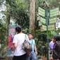 Papan penunjuk arah di Ragunan, Jakarta, Minggu (25/12). Libur Natal dimanfaatkan warga untuk rekreasi bersama keluarga ke Ragunan. (Liputan6.com/Helmi Afandi)