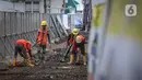 Pekerja membongkar jalur pedestrian di kawasan Kota Tua, Jakarta, Rabu (23/3/2022). Pemprov DKI Jakarta merevitalisasi pedestrian Kota Tua menjadi plaza pedestrian untuk mendukung program zona rendah emisi di destinasi wisata sejarah tersebut. (Liputan6.com/Faizal Fanani)