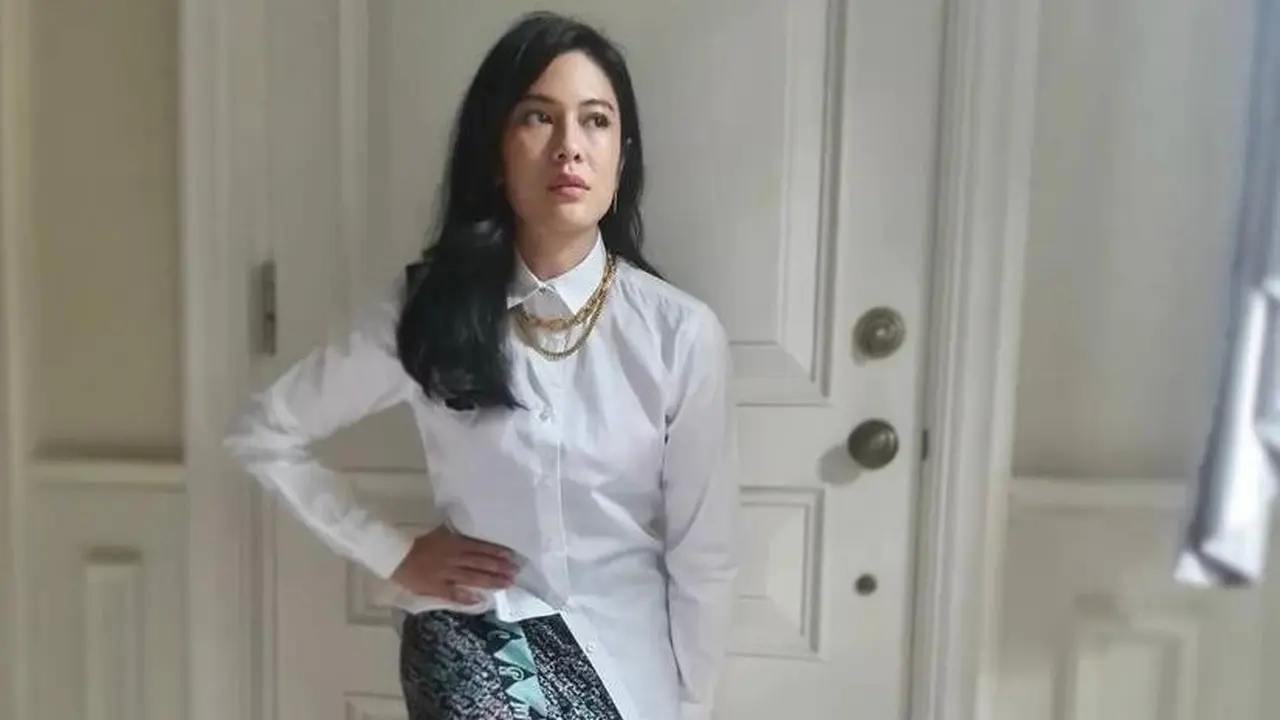 8  Inspirasi OOTD Kain Batik Kekinian ala Seleb, Nadin Amizah-Dian Sastro