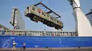 Gerbong KRL diturunkan dari kapal menggunakan alat berat setibanya di Pelabuhan Tanjung Priok, Jakarta, Rabu (6/1). Kedatangan gerbong KRL ini menandai akhir program pengadaan 120 kereta PT KAI Commuter Jabodetabek tahun 2015 (Liputan6.com/Gempur M Surya)