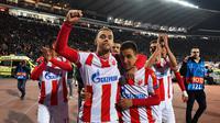 Para pemain Red Star merayakan kemenangan atas Liverpool pada laga Liga Champions di Stadion Rajko Mitic, Belgrade, Selasa (6/11). Red Star menang 2-0 atas Liverpool. (AFP/Andrej Isakovic)