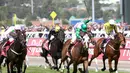 Serunya pertandingan pacuan kuda pada Melbourne Cup di Flemington Racecourse di Melbourne ,Australia, Selasa (3/11/2015). Peserta pacuan Michelle Payne dengan kudanya Prince of Penzance memenangkan lomba. (REUTERS/Hamish Blair)