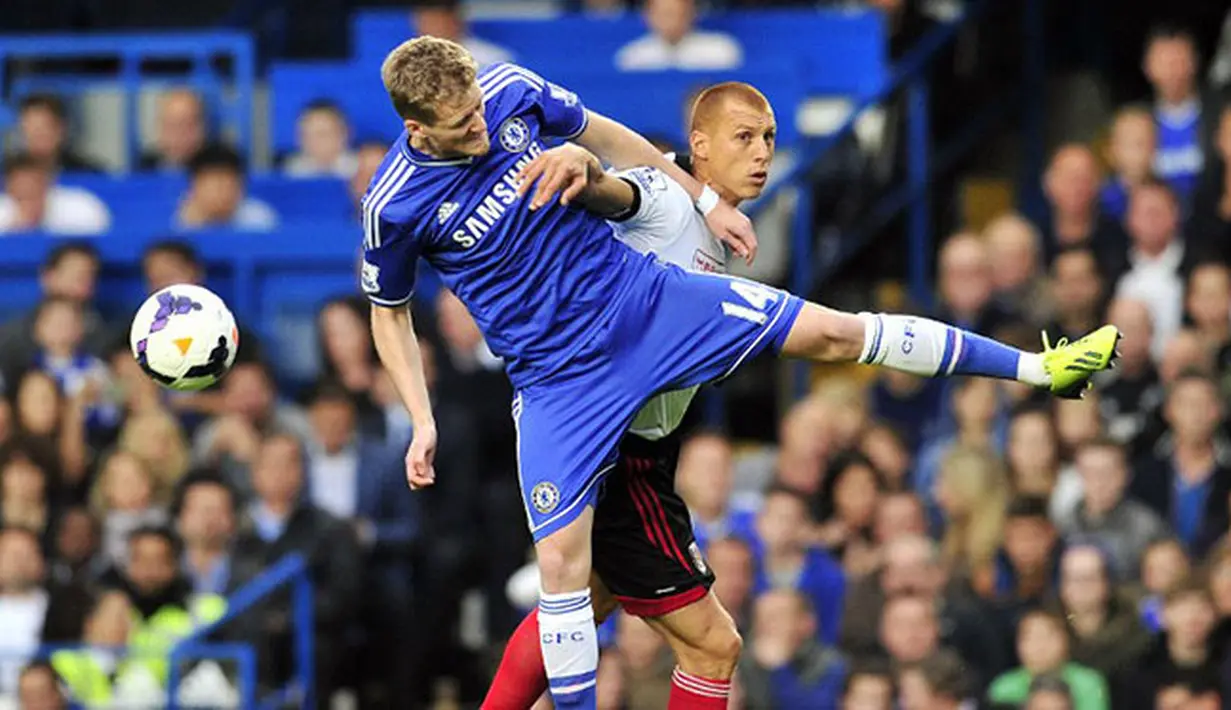Duel Andre Schurrle dan Steve Sidwell pada pertandingan sepak bola Liga Utama Inggris antara Chelsea vs Fulham di Stamford Bridge, London (21/09/13). (AFP/Glyn Kirk)
