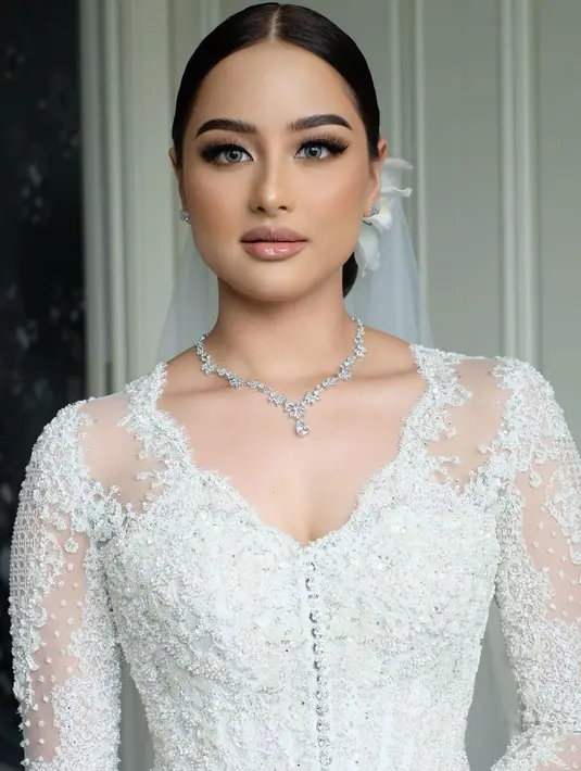 Riasan karya MUA Bennu Sorumba membuat wajah Amanda terlihat lebih flawless.