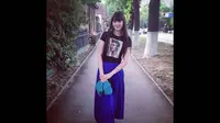 Sabina Altynbekova tampil feminim dengan rok panjang bewarna biru.  (Instagram @altynbekova_11)