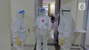 Para perawat sedang koordinasi di Rumah Sakit Haji, Jakarta, Jumat (9/5/2020). Garda terdepan penanganan Covid-19 ini tetap menjalani bulan suci Ramadan di sela-sela menangani pasien terinfeksi dengan melakukan tadarus Al Quran dan juga buka puasa bersama. (Liputan6.com/Herman Zakharia)