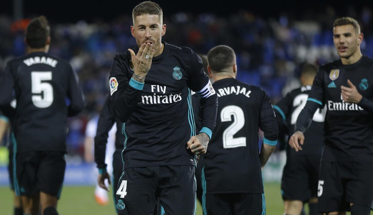 Kapten Real Madrid, Sergio Ramos memberikan salam usai membobol gawang Leganes pada lanjutan La Liga Santander di Butarque stadium, Leganes, (21/2/2018). Real Madrid menang 3-1.  (AP/Francisco Seco)