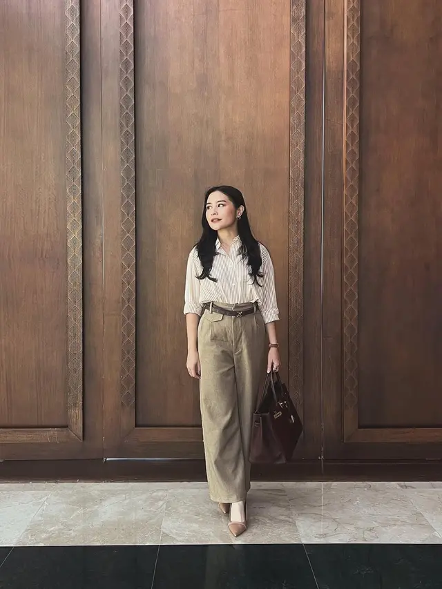 Dengan Gaya Smart Casual, Outfit Prilly Latuconsina Ini Bak Pancarkan Pesona Independent Women