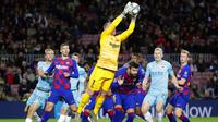 Kiper Barcelona, Marc-Andre ter Stegen, menangkap bola saat melawan Slavia Praha pada laga Liga Champions 2019 di Stadion Camp Nou, Selasa (5/11). Kedua tim bermain imbang 0-0. (AP/Emilio Morenatti)