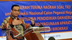 Mendikbud, Anies Baswedan memberikan sambutan usai menyerahkan naskah soal Tes Kompetensi Dasar CPNS tahun 2016 kepada Menpan-RB, Yuddy Chrisnandi di Kemendikbud, Jakarta, Rabu (20/1/2016). 18.820 soal telah disusun. (Liputan6.com/Helmi Fithriansyah)