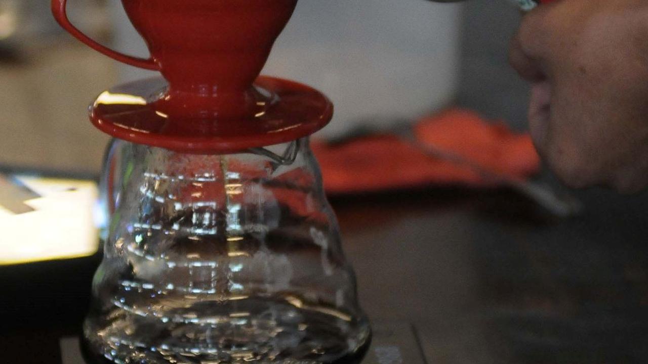 Untuk penjurian dilakukan dengan dua cup yang kemudian oleh juri dipilih salah satu sebagai pemenang setelah juri melakukan penilaian cita rasa kopi yang diolah secara manual.  <br>