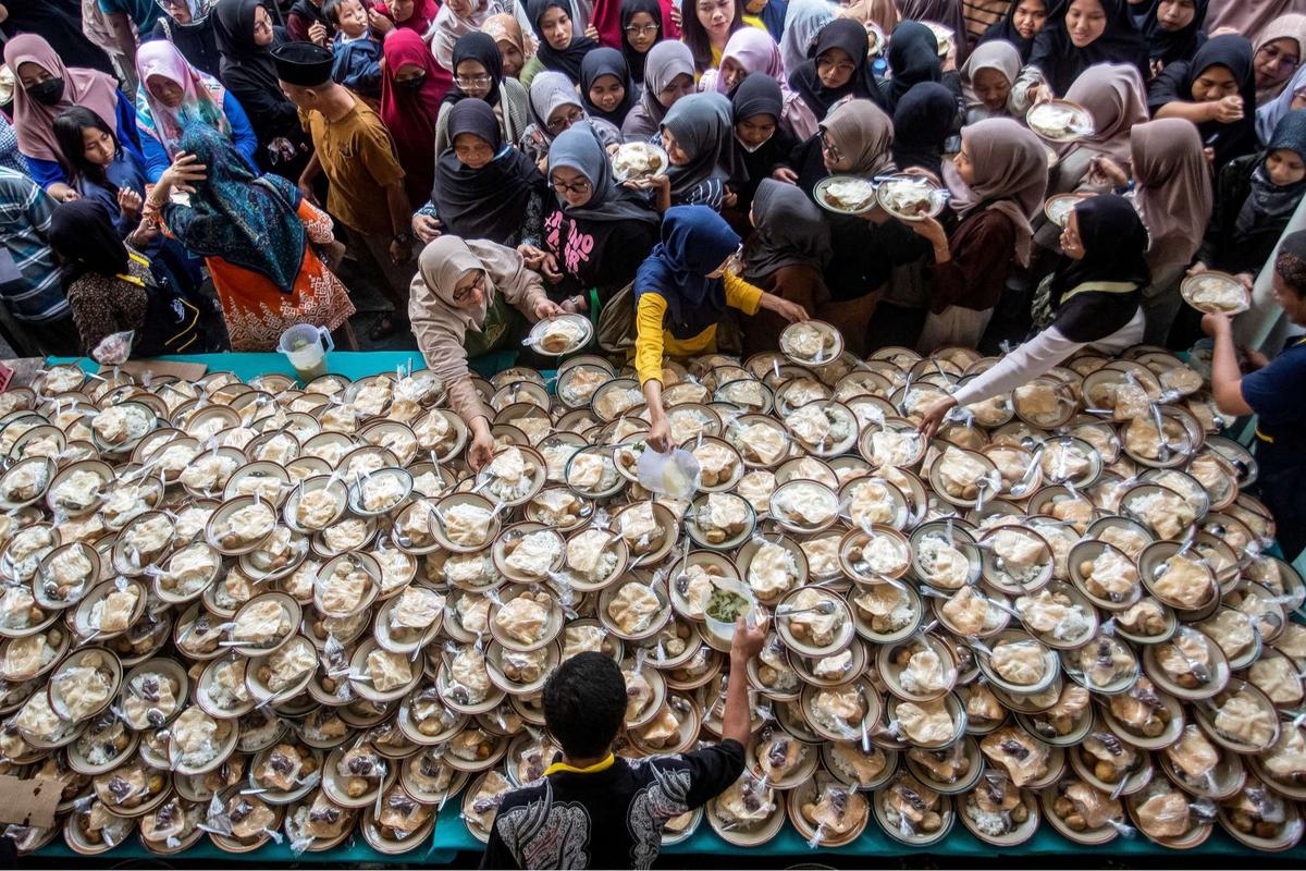 Masjid Jogokariyan bagikan 3.500 porsi makanan untuk buka puasa
