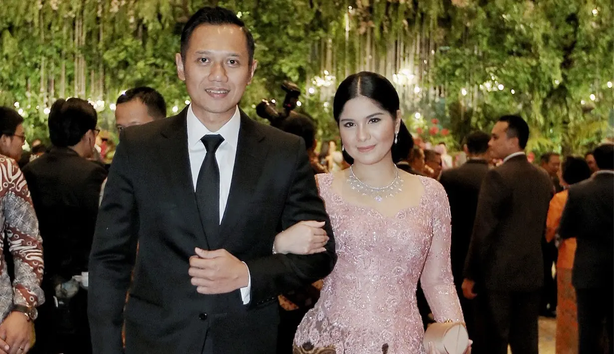 Di beberapa perhelatan, Annisa Pohan selalu setia menemani sang suami, Agus Harimurti Yudhoyono. Tak ketinggalan ia juga kerap menggunakan kebaya minimalis yang tampak menawan. (Liputan6.com/IG/annisayudhoyono)