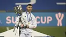 Penyerang Juventus, Cristiano Ronaldo berpose dengan trofi Piala Super Italia usai mengalahkan Napoli di Stadion Mapei di Reggio Emilia, Italia, Kamis (21/1/2021). Dua gol kemenangan klub raksasa Liga Italia itu, dilesakkan Cristiano Ronaldo dan Alvaro Morata. (Massimo Paolone/LaPresse via AP)