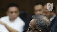 Plt Gubernur Aceh Nova Iriansyah menjawab pertanyaan saat menjadi saksi pada sidang dugaan suap terkait Dana Otonomi Khusus Aceh (DOKA) 2018 dengan terdakwa Irwandi Yusuf di Pengadilan Tipikor, Jakarta, Senin (10/12). (Liputan6.com/Helmi Fithriansyah)