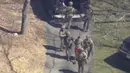 Dalam video penangkapan yang beredar, Teixeira tampak berjalan mundur ke arah petugas FBI dengan tangat terangkat, sebelum dia diborgol dan dibawa ke sebuah mobil. (WCVB-TV via AP)