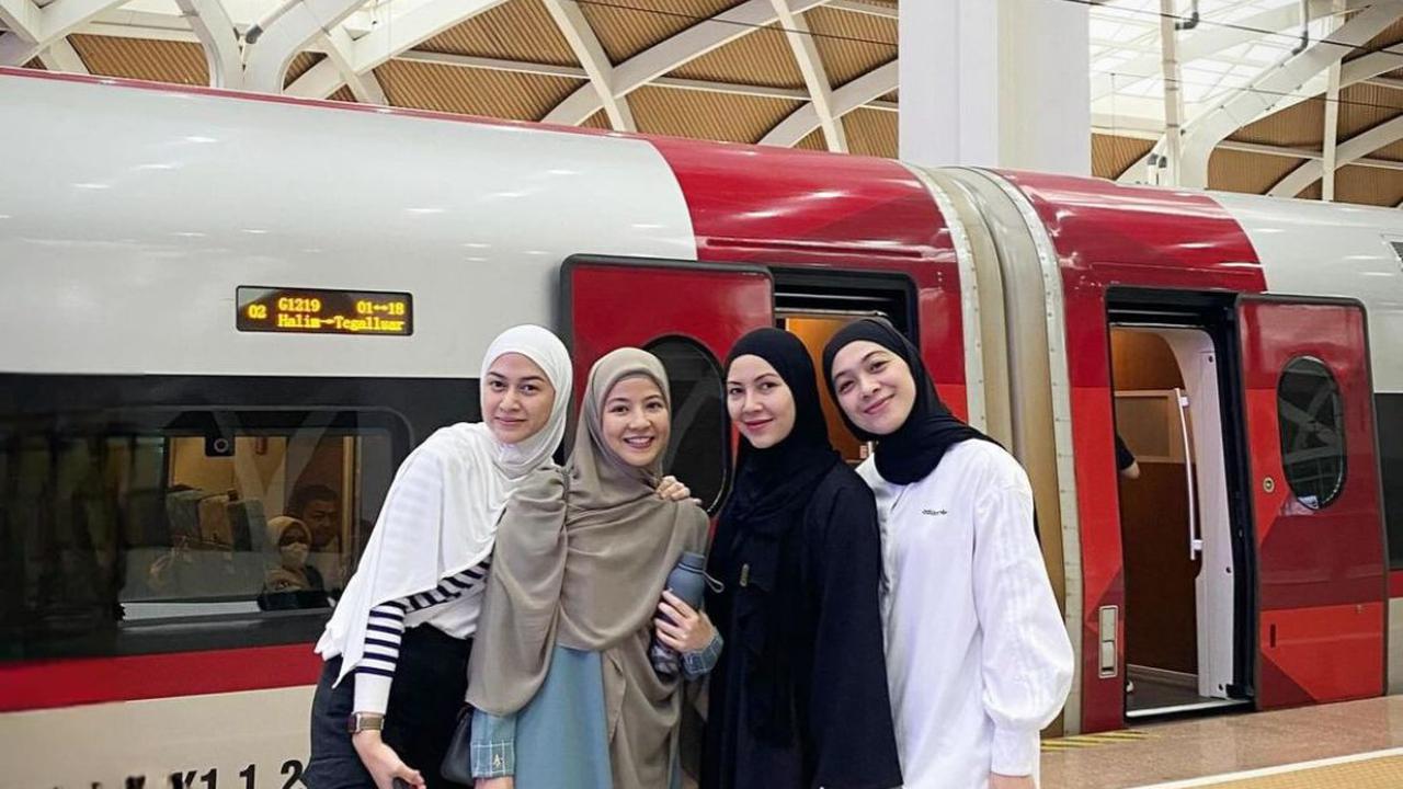 7 Potret Geng Berhijab yang Selalu Mengabadikan Setiap Momen Liburan dan Kerja!