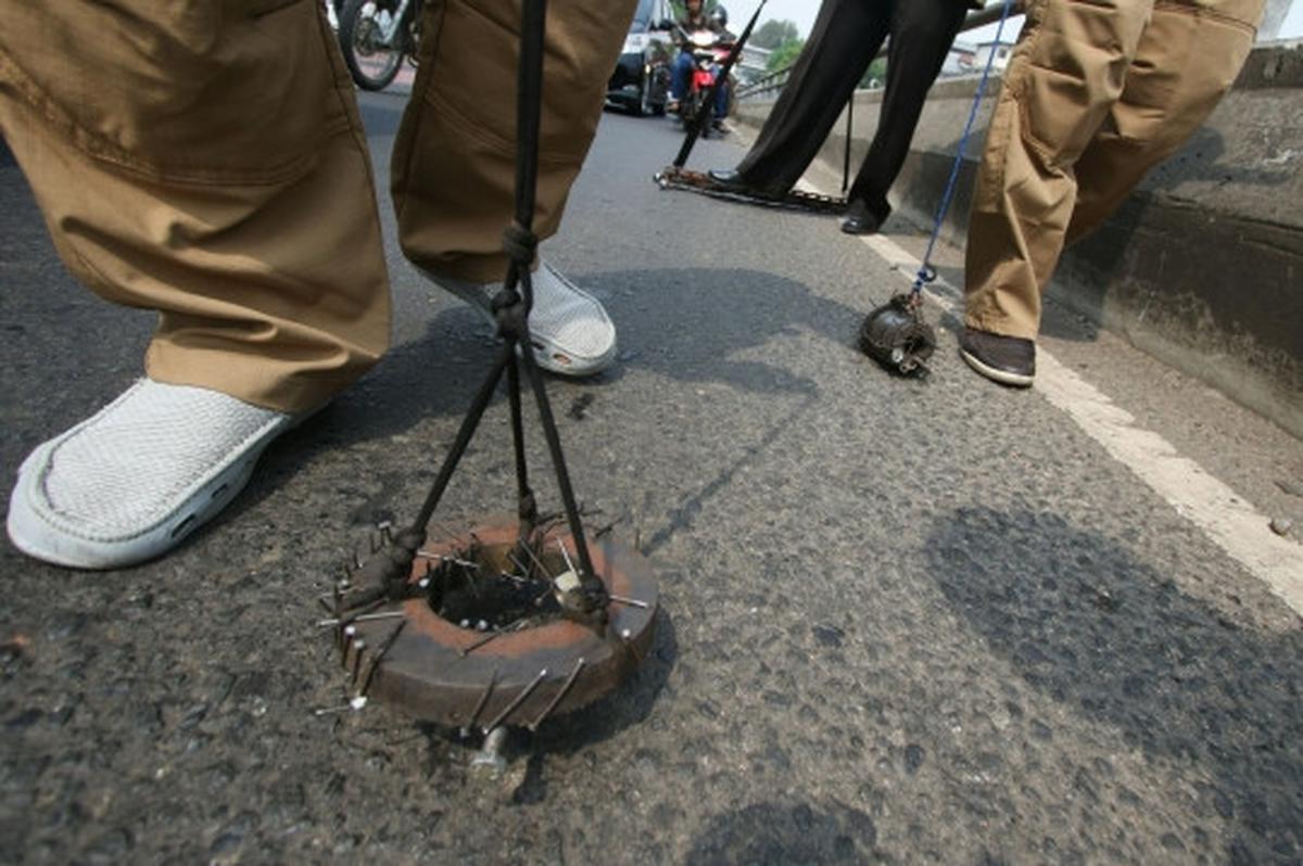 Relawan Saber sapu bersih ranjau paku di kawasan Roxy