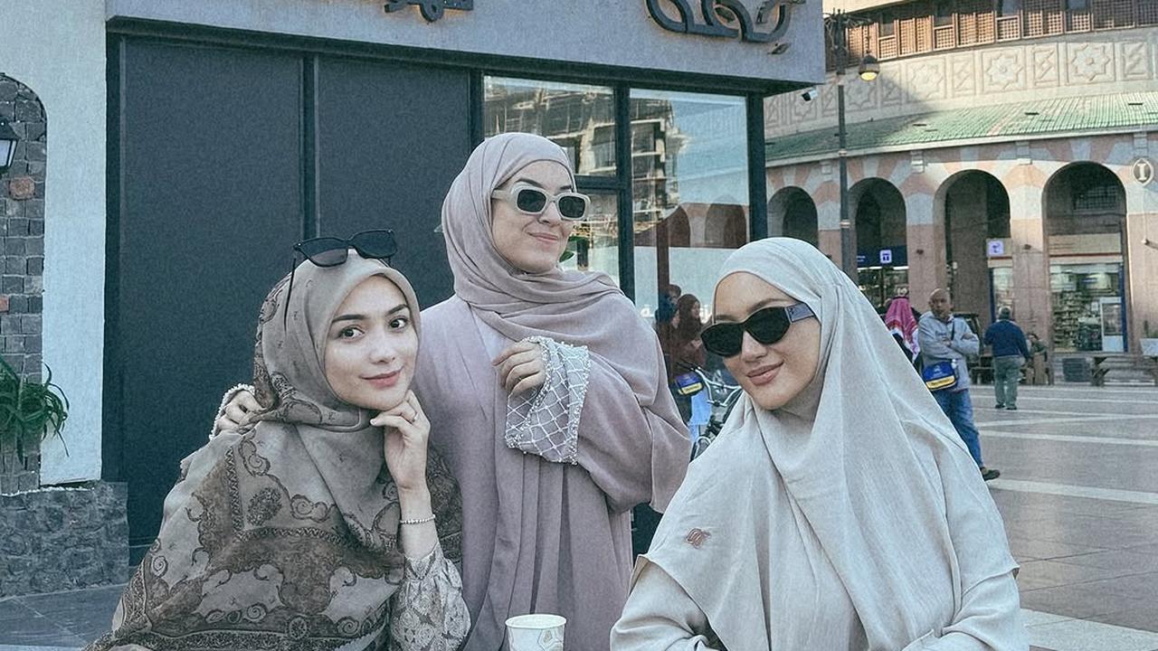 Potret Erica Putri Jalani Ibadah Umroh Bersama Sahabat yang Seru