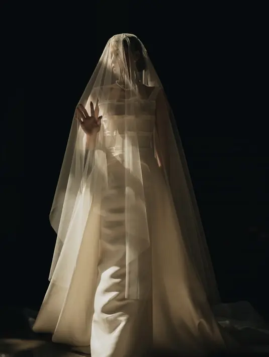 Aksentuasi veil juga menambah dramatis tampilan.  [Foto: Instagram/ Anthony Ginting]