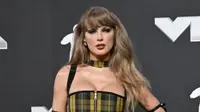 Taylor Swift bawa motif tartan ke MTV VMA 2024. . [@dior]