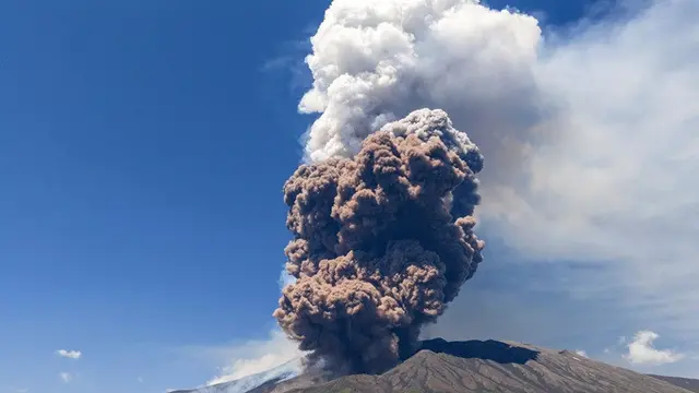 Asap mengepul dari Gunung Etna, Italia, Senin (2/6/2025).