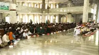 Seribuan umat muslim di Jayapura, Papua, memperingati Isra' Mi'raj dengan mengikuti sholat berjamaah di Masjid Raya Baiturahim Kloofkamp pada Rabu (3/4/2019). (Antara)