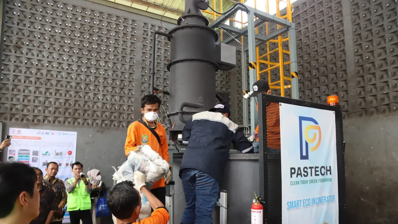 emkot Tangerang juga telah menerapkan teknologi Internet of Things (IoT) pada sejumlah tempat sampah umum.