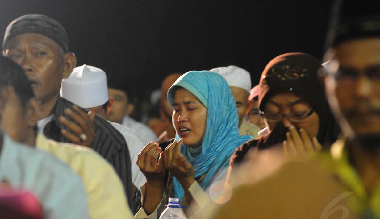 Di Pondok Pesantren Al-Baghdadi, Karawang, ribuan warga berdoa mengharapkan agar pemimpin selanjutnya adalah yang terbaik untuk Indonesia, Jumat (4/7/14). (Liputan6.com/Andrian M Tunay)