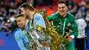 Para pemain Manchester City merayakan keberhasilan menjadi juara Piala Liga Inggris seusai mengalahkan Arsenal di Stadion Wembley, Minggu (25/2).Trofi ini sekaligus menjadi trofi pertama yang disumbangkan oleh sang manajer Pep Guardiola. (AP/Tim Ireland)