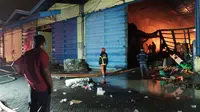 Kebakaran di gudang mesin jahit di Jalan Niaga Tambangan, Surabaya pada Kamis (17/9/2020). (Foto: Dinas PMK Surabaya)