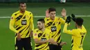 Para pemain Borussia Dortmund merayakan gol yang dicetak oleh Giovanni Reyna ke gawang Stuttgart pada laga Bundesliga di Stadion Signal Iduna Park, Minggu (13/12/2020). Stuttgart menang dengan skor 5-1. (AFP/Focke Strangmann)