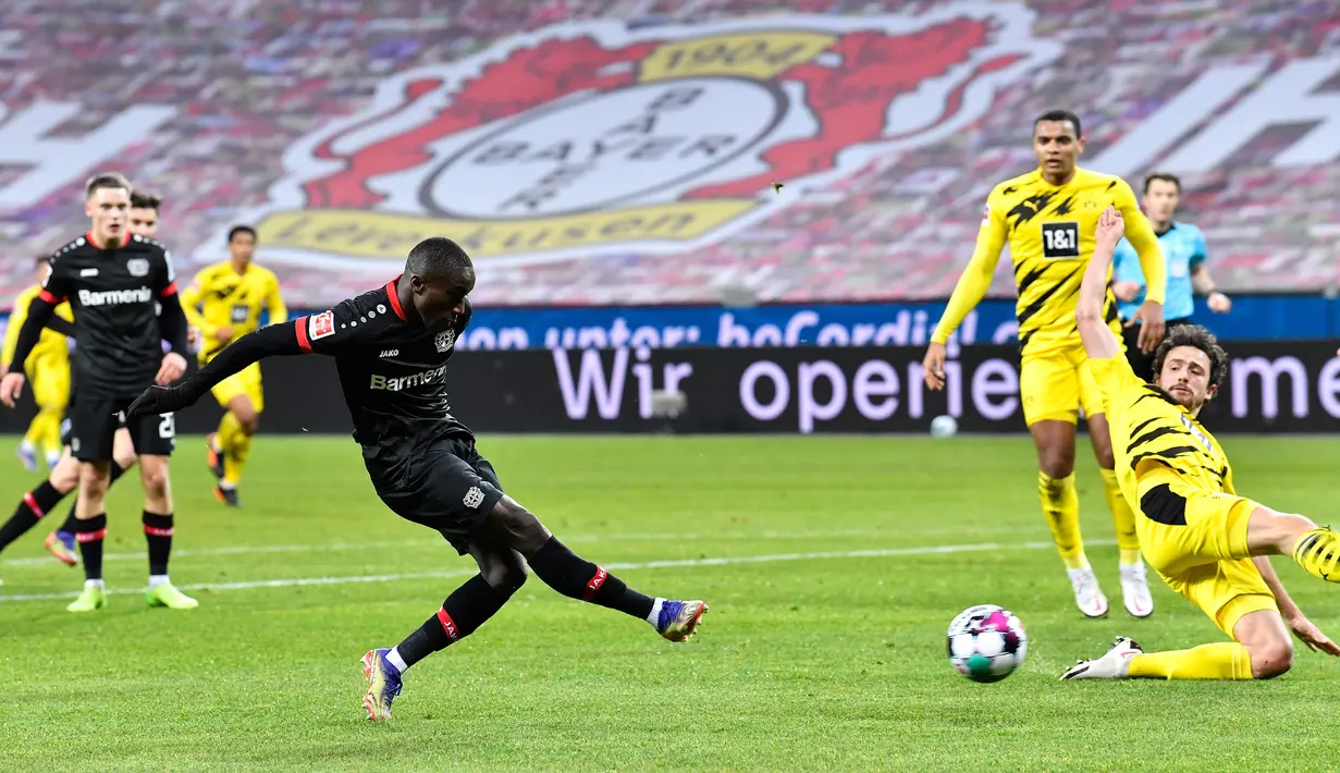 Penyerang Bayer Leverkusen, Moussa Diaby, melepaskan tendangan ke gawang Borussia Dortmund pada laga lanjutan Liga Jerman di BayArena Stadium, Rabu (20/1/2021). Bayer Leverkusen menang 2-1 atas Borussia Dortmund. (AFP/Martin Meissner/pool)