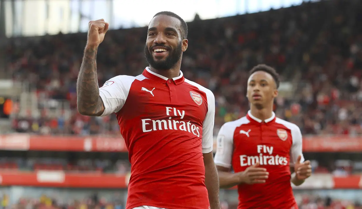 Striker Arsenal, Alexandre Lacazette, melakukan selebrasi usai mencetak gol ke gawang Sevilla pada laga turnamen Piala Emirates yang berlangsung di Stadion Emirates, Minggu (30/7/2017). Arsenal takluk 1-2 dari Sevilla. (AP/John Walton)