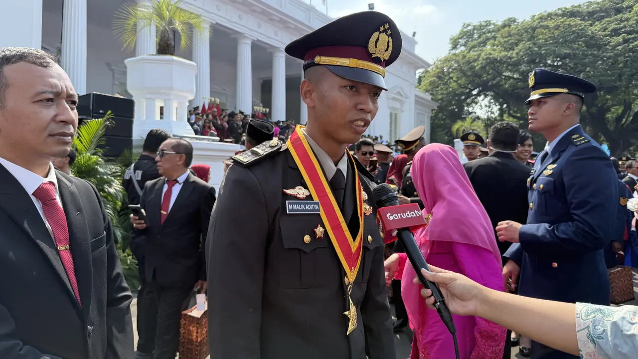 Muhammad Malik Aditya Kurniawan, salah satu penerima Adhi Makayasa saat diwawancarai oleh awak media di halaman Istana Merdeka Jakarta.