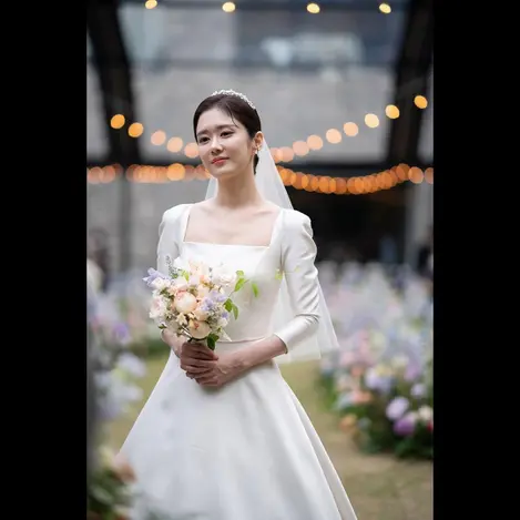 Potret Cantik Jang Nara Menikah Kenakan Gaun Satin Polos Layaknya Pernikahan di Drama Korea