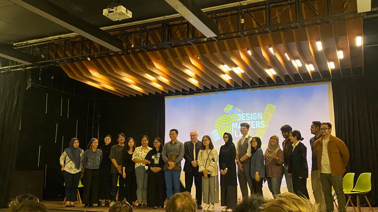 Design Matters Lab, sebuah kolaborasi inovatif antara lima desainer Indonesia dan lima desainer Eropa bersama lima micro-factory di Bandung, Jumat (6/12/2024). (Liputan6.com/Khofifah Azzahro)