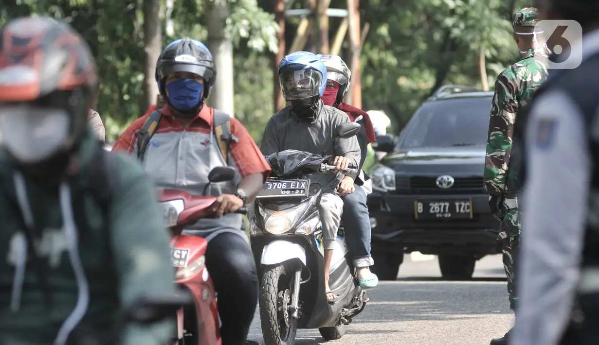 Petugas Dishub dibantu personel TNI melakukan penertiban selama penerapan Pembatasan Sosial Berskala Besar (PSBB) di Jalan Akses UI, Depok, Rabu (15/4/2020). Berdasarkan Peraturan Wali Kota Depok Nomor 22 Tahun 2020, Kota Depok menerapkan PSBB pada 15-28 April 2020. (merdeka.com/Iqbal S Nugroho)