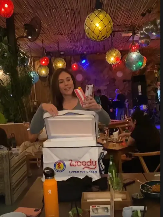 <p>Tanpa makeup berlebihan, Wulan Guritno tampil menawan dan percaya diri saat jualan es krim keliling [@lucyintheskyjakarta]</p>