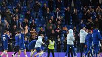 Para pemain Chelsea memberikan apresiasi kepada para penggemarnya yang datang ke Stamford Bridge setelah kemenangan 2-1 atas Leicester City dalam laga pekan ke-37 Premier League, Rabu (19/5/2021) dini hari WIB. (GLYN KIRK / POOL / AFP)