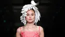 Seorang  model mengenakan koleksi Womenswear Spring/Summer 2018 untuk desainer Jepang Junko Shimada selama Paris Fashion Week, Selasa (3/10). Junko menampilkan para model dengan rambut unik yang dihiasi daun. (AP Photo/Christophe Ena)