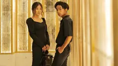 4 tahun sudah Betrand Peto menjadi anak angkat Sarwendah, ibu dan anak itu makin lengket. Saking lengketnya, kebersamaan Sarwendah dan Betrand terlihat bak ibu dan anak kandung hingga selalu diingatkan netizen. Dalam beberapa momen, kedekatan Sarwendah dan Betrand Peto disebut terlalu mesra dan kelewat batas, seperti video Betrand cium Sarwendah yang belum lama ini viral. (Liputan6.com/IG/@sarwendah29)