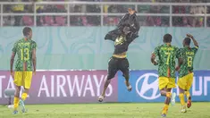 Ada pemandangan unik dan menarik yang dilakukan para pemain Timnas Mali U-17 saat merayakan kemenangan 3-0 atas Argentina pada laga perebutan tempat ketiga Piala Dunia U-17 2023 di Stadion Manahan, Solo, Jumat (1/12/2023) malam WIB. Seperti apa sih selebrasi mereka? (Bola.com/Bagaskara Lazuardi)
