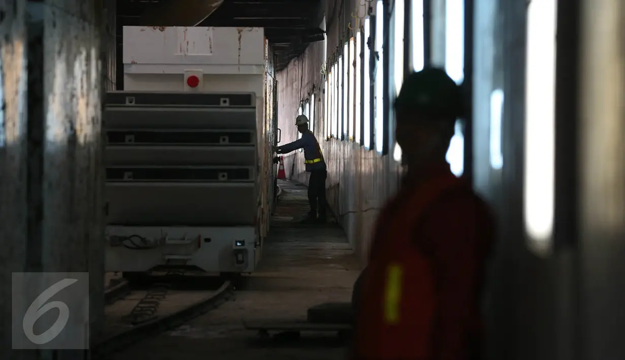 Seorang pekerja berada di proyek MRT Patung Pemuda Senayan, Jakarta, Kamis (8/10). Presiden Jokowi didampingi Gubernur DKI Basuki Tjahaja Purnama kembali meninjau proses pengeboran proyek terowongan MRT. (Liputan6.com/Faizal Fanani)