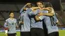 Pemain Uruguay merayakan gol yang dicetak Luis Suarez ke gawang Chile pada laga kualifikasi Piala Dunia 2020 zona Amerika Selatan di Estadio Centenario, Jumat (9/10/2020) pagi WIB. Uruguay menang 2-1 atas Chile. (AFP/ Raul Martinez/pool)
