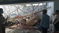 Atas garasi Rujab Ketua DPRD Sulbar rubuh saat gempa 5,9 magnitudo terjadi di Majene (Foto: Liputan6.com/Abdul Rajab Umar)