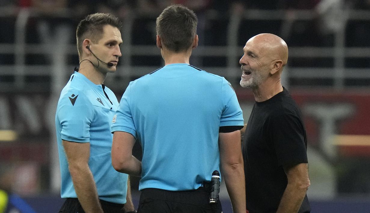 Pelatih AC Milan, Stefano Pioli pun masih terus melancarkan protes kepada wasit Daniel Siebert atas keputusannya memberi kartu merah kepada Fikayo Tomori yang jadi biang keladi kekalahan back to back AC Milan dari Chelsea di Liga Champions. (AP/Luca Bruno)